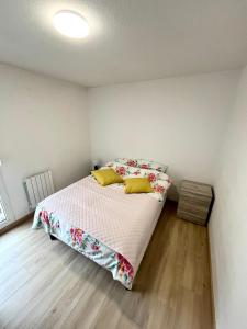 a small bedroom with a bed and a wooden floor at Appartement Cosy & Spacieux - Centre ville in Strasbourg
