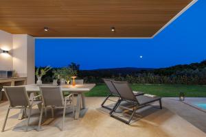 a dining room with a table and chairs in a house at Casa Mayren Romantic Villa pool and Spa in Kunj