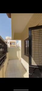 un couloir d'un immeuble avec fenêtre dans l'établissement Ram Niwas Villa 3 Bedroom Home, à Vadodara