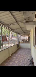 une pièce vide avec des fenêtres et un sol dans l'établissement Ram Niwas Villa 3 Bedroom Home, à Vadodara 3 autres photos