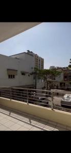 - une vue sur une ville avec une voiture sur un pont dans l'établissement Ram Niwas Villa 3 Bedroom Home, à Vadodara