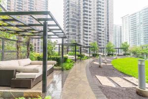 Κήπος έξω από το Fabulous Toronto 2Br 2Ba Condo Free parking Pool Gym