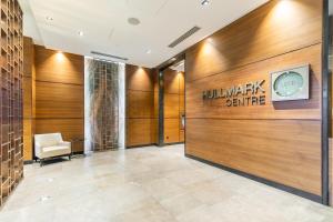 Χώρος καθιστικού στο Fabulous Toronto 2Br 2Ba Condo Free parking Pool Gym +20 φωτογραφίες