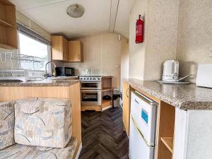 Η κουζίνα ή μικρή κουζίνα στο Cosy Caravan With Free Wifi At Sand Le Mere Holiday Park, Ref 71009R