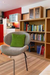 Una silla con una almohada verde en una sala de estar. en Lebensfreude, en Dornbirn