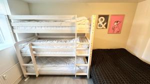 Ένα ή περισσότερα κρεβάτια σε δωμάτιο στο 59m2 Aarhus Lejlighed i Gadeplan med Parkering lige udenfor