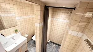 Ένα μπάνιο στο 59m2 Aarhus Lejlighed i Gadeplan med Parkering lige udenfor +13 φωτογραφίες