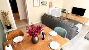 Μια τηλεόραση ή/και κέντρο ψυχαγωγίας στο 59m2 Aarhus Lejlighed i Gadeplan med Parkering lige udenfor