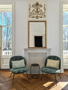 a living room with two chairs and a fireplace at Parc Broekhuizen l Culinair landgoed in Leersum