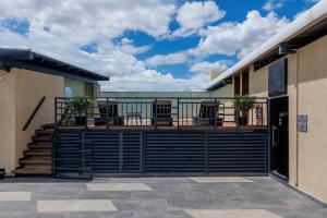 マドゥライにあるAmika Hotel,Madurai - Near Airportのバルコニー(椅子付)が備わる建物内の階段