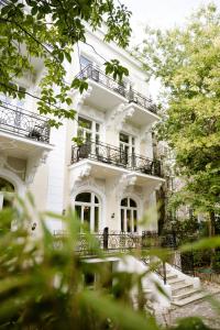 ウィーンにあるhideauts hotels Villa Rの側面にバルコニーがある白い建物