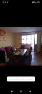 ein Wohnzimmer mit Esstisch und Stühlen in der Unterkunft Apartman Milic in Jagodina