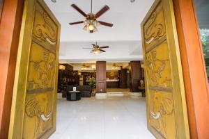 Predvorje ili recepcija u objektu Chiang Roi 7 Days Inn