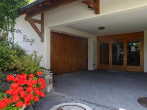eine Haustür eines Hauses mit roten Blumen in der Unterkunft Apartment Chaperon Rouge B5 by Interhome in Chesières + 27 Fotos