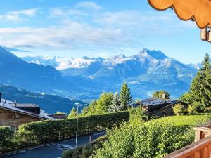 une vue sur les montagnes depuis une maison dans l'établissement Apartment Chaperon Rouge B5 by Interhome, à Chesières