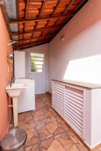 a bathroom with a sink and a toilet at Casa da Alice in São Carlos +35 photos