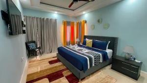 une chambre avec un lit et une télévision dans l'établissement Villa Nerona at the serene Ocho Rios Country Club, à Ocho Rios 82 autres photos