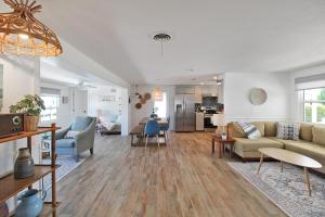 Χώρος καθιστικού στο Canal-Front Longboat Key Getaway - Beach Breeze Bungalow