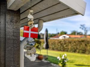 Holiday Home Quanna - 450m from the sea by Interhome في Hejlsminde: مجموعة من الصخور وعلم على جانب منزل