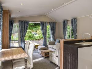 PrentegにあるOaks Retreatのテーブルと椅子のあるキッチンとリビングルーム