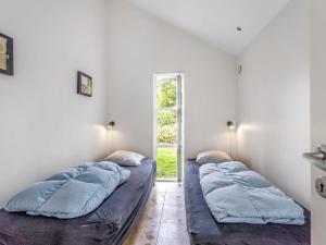 Ένα ή περισσότερα κρεβάτια σε δωμάτιο στο Holiday Home Talitha - 40m from the sea by Interhome