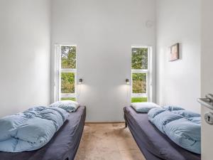 Ένα ή περισσότερα κρεβάτια σε δωμάτιο στο Holiday Home Talitha - 40m from the sea by Interhome