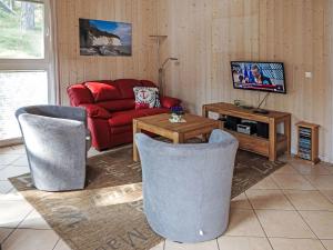 TV a/nebo společenská místnost v ubytování Holiday Home Haus 207 by Interhome