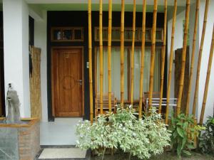 龙目岛库塔Lara Homestay的竹杆屋的前门