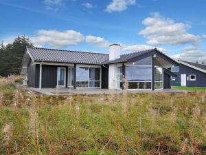 トランにあるHoliday Home Arisa - 100m to the fjord by Interhomeの草が生い茂る野原にある家
