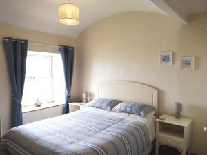 Postel nebo postele na pokoji v ubytování Seacrest Cottage - Uk35816