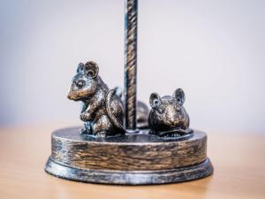 ドラムナドロッキットにあるHoliday Home Highland View by Interhomeのテーブルの上の金属製のネズミの小像