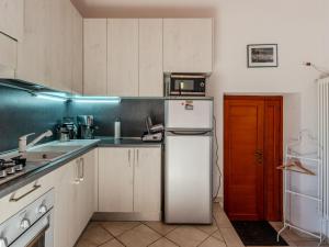 Il comprend une cuisine avec un réfrigérateur blanc et une porte rouge. dans l'établissement Holiday Home Stone House by Interhome, à Gera Lario