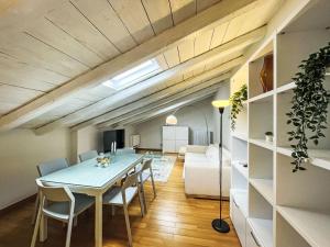 Μια τηλεόραση ή/και κέντρο ψυχαγωγίας στο Holiday Home La Rocca by Interhome