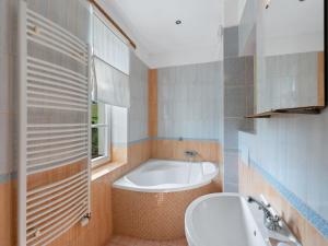 Un baño con bañera, inodoro y lavabo. en Apartment Relax na Šumavě by Interhome, en Kašperské Hory