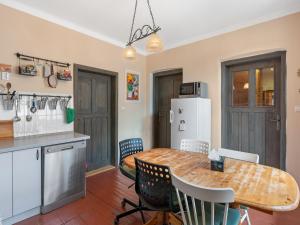 Una cocina y un comedor con mesa y sillas. en Apartment Relax na Šumavě by Interhome, en Kašperské Hory