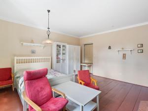 una habitación con una cama, una mesa y sillas en Apartment Relax na Šumavě by Interhome, en Kašperské Hory 12 fotos más