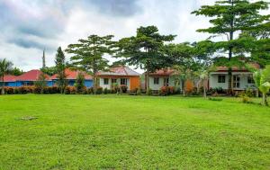 eine Häuserreihe mit großem Garten in der Unterkunft Arien Hotel in Hoima