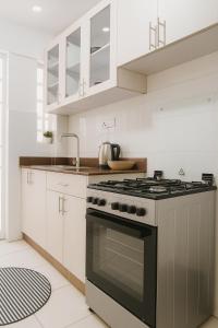 Η κουζίνα ή μικρή κουζίνα στο Loresho Luxe stay