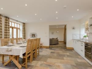 a kitchen and dining room with a table and chairs at Applebarn - Uk10654 in West Pennard