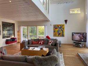 un soggiorno con un divano e una TV di Scandinavian Villa with Sea Views Stockholm a Gustavsvik