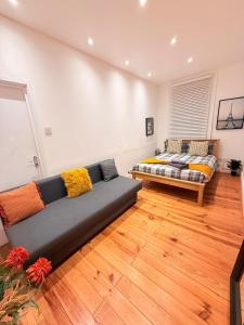 a living room with a couch and a bed at Notting Hill Guest Flat in Ealing