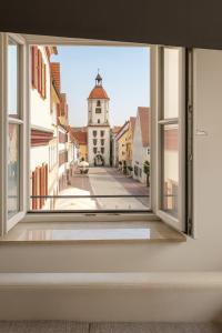 ディリンゲン・アン・デア・ドナウにあるMihalca City Apartment Dillingen 02の通りの景色を望む開口窓