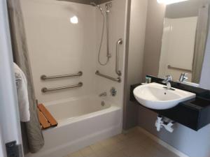 夏延Motel 6 Cheyenne, WY的浴室配有水槽、淋浴、浴缸和水槽。