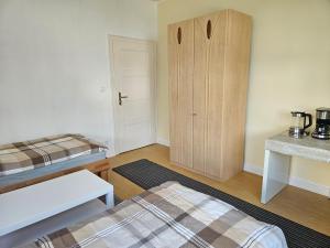a room with two beds and a cabinet in it at Ferienwohnung 75m² bis 5Personen 2 SZ Frankfurt(Oder) in Frankfurt/Oder