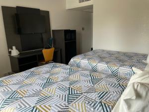 夏延Motel 6 Cheyenne, WY的一间卧室，里面有一张床和一台平板电视