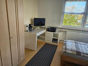 a room with a desk with a computer on it at Ferienwohnung 75m² bis 5Personen 2 SZ Frankfurt(Oder) in Frankfurt/Oder