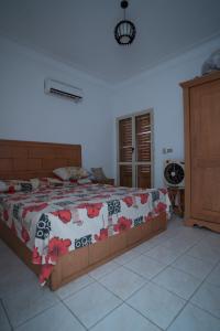 Ένα ή περισσότερα κρεβάτια σε δωμάτιο στο A stand-alone, 2-bedroom chalet designed for privacy and relaxation