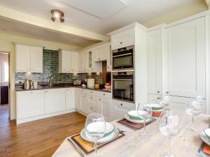 Kuchyň nebo kuchyňský kout v ubytování Woodford - Cottage + 31 fotografií