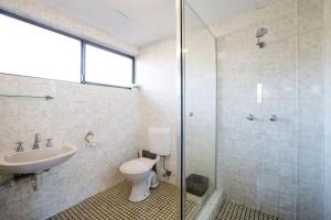 
A bathroom at Villa Noosa Hotel
