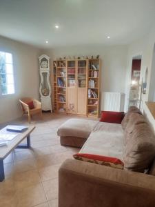 a living room with a couch and a table at Gîte La Pointe de Diamant in Brigné